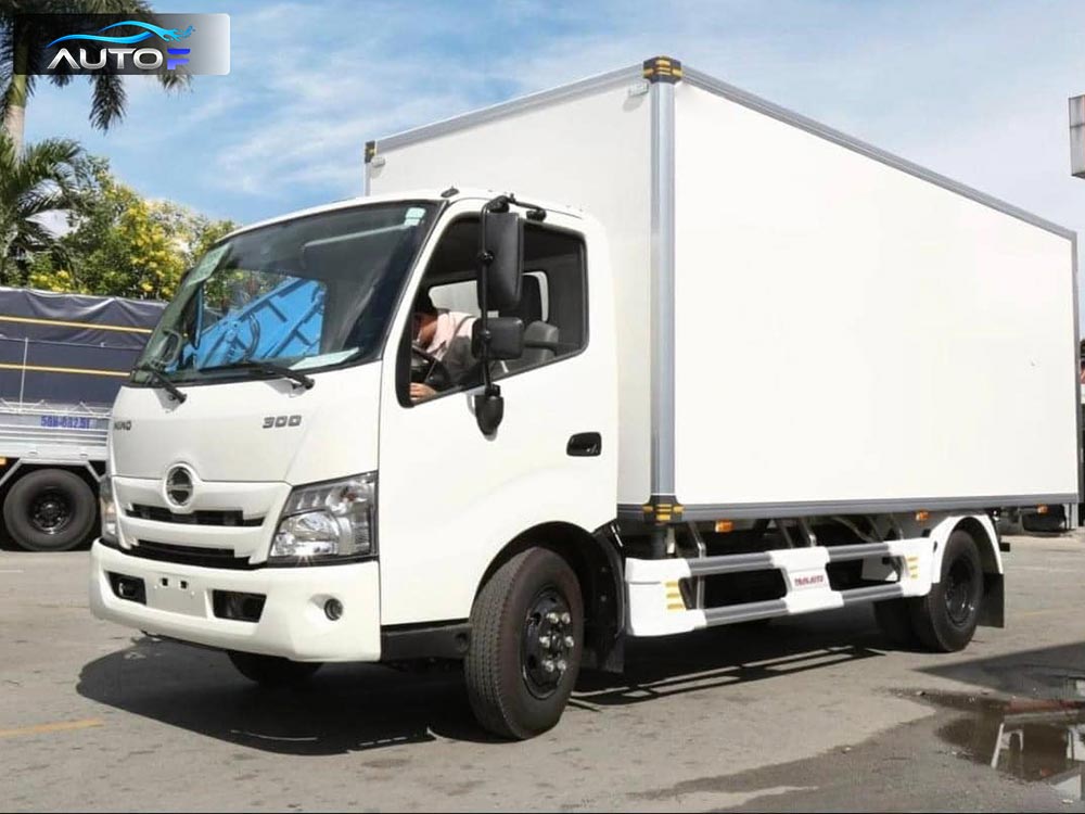 Xe tải Hino XZU710L (2.5t - 4.5m) thùng bảo ôn